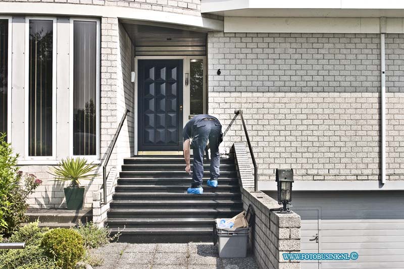 14060204.jpg - FOTOOPDRACHT:Zwijndrecht:02-06-2014:Foto: Het sporen onderzoek bij de woning door de Politie.Bij een overval op een bejaard echtpaar in een woning aan de Bouquet in Zwijndrecht, is er een flinke buit meegenomen, de overvallers maakt gebruik van een smoes dat ze een bloementje wilde aanbieden. De 3 daders drongen de woning bij de vrouw binnen toen zij de deur opende om het zogenaamde bloementje in ontvangst te nemen. Het slachtoffer werd gelijk bedreigt met een mes door de 3 daders. Enekel verdacht zijn aangehouden en de deel van de buit werd terug gevonden in de auto.Deze digitale foto blijft eigendom van FOTOPERSBURO BUSINK. Wij hanteren de voorwaarden van het N.V.F. en N.V.J. Gebruik van deze foto impliceert dat u bekend bent  en akkoord gaat met deze voorwaarden bij publicatie.EB/ETIENNE BUSINK