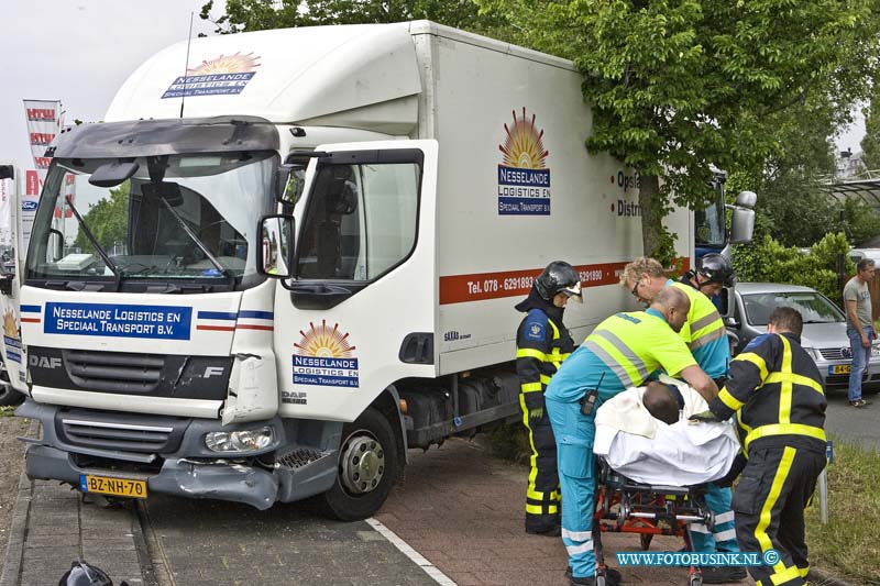 14060206.jpg - FOTOOPDRACHT:Dordrecht:02-06-2014:Bij een aanrijding op de Mijlweg ter hoogte nr 77 tussen 2 vrachtwagens en een personen auto was de rijbaan enkelen uren voor al het verkeer gestremd en dat tijdens de spit wat tot een verkeer gaos leide. ook raakt nog enkelen auto beschadigd door de brokstukken die rond volgen en op de weg lagen. Alle auto raakt zwaar beschadigd door de aanrijding. Bij de aanrijdinging raakt 3 mensen gewond. De laatste vrachtwagen zag waarschijnlijk te laat de file die was ontstaan door een auto de inrit nam naar 1 van de bedrijven en ook nog het fietspad moest door kruisen. Deze digitale foto blijft eigendom van FOTOPERSBURO BUSINK. Wij hanteren de voorwaarden van het N.V.F. en N.V.J. Gebruik van deze foto impliceert dat u bekend bent  en akkoord gaat met deze voorwaarden bij publicatie.EB/ETIENNE BUSINK