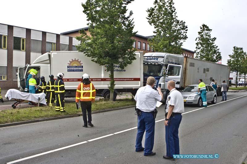 14060207.jpg - FOTOOPDRACHT:Dordrecht:02-06-2014:Bij een aanrijding op de Mijlweg ter hoogte nr 77 tussen 2 vrachtwagens en een personen auto was de rijbaan enkelen uren voor al het verkeer gestremd en dat tijdens de spit wat tot een verkeer gaos leide. ook raakt nog enkelen auto beschadigd door de brokstukken die rond volgen en op de weg lagen. Alle auto raakt zwaar beschadigd door de aanrijding. Bij de aanrijdinging raakt 3 mensen gewond. De laatste vrachtwagen zag waarschijnlijk te laat de file die was ontstaan door een auto de inrit nam naar 1 van de bedrijven en ook nog het fietspad moest door kruisen. Deze digitale foto blijft eigendom van FOTOPERSBURO BUSINK. Wij hanteren de voorwaarden van het N.V.F. en N.V.J. Gebruik van deze foto impliceert dat u bekend bent  en akkoord gaat met deze voorwaarden bij publicatie.EB/ETIENNE BUSINK