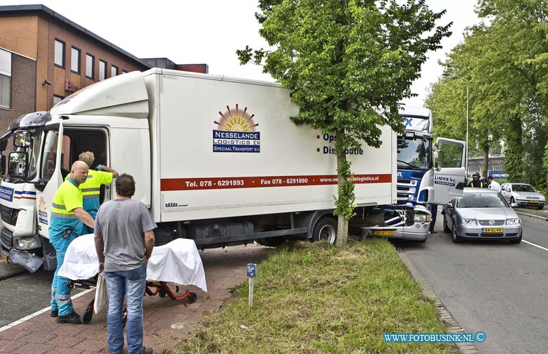 14060211.jpg - FOTOOPDRACHT:Dordrecht:02-06-2014:Bij een aanrijding op de Mijlweg ter hoogte nr 77 tussen 2 vrachtwagens en een personen auto was de rijbaan enkelen uren voor al het verkeer gestremd en dat tijdens de spit wat tot een verkeer gaos leide. ook raakt nog enkelen auto beschadigd door de brokstukken die rond volgen en op de weg lagen. Alle auto raakt zwaar beschadigd door de aanrijding. Bij de aanrijdinging raakt 3 mensen gewond. De laatste vrachtwagen zag waarschijnlijk te laat de file die was ontstaan door een auto de inrit nam naar 1 van de bedrijven en ook nog het fietspad moest door kruisen. Deze digitale foto blijft eigendom van FOTOPERSBURO BUSINK. Wij hanteren de voorwaarden van het N.V.F. en N.V.J. Gebruik van deze foto impliceert dat u bekend bent  en akkoord gaat met deze voorwaarden bij publicatie.EB/ETIENNE BUSINK