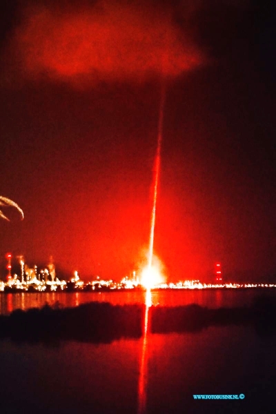 14060401.jpg - FOTOOPDRACHT:Moerdijk:04-06-2014:Bij Shell op een industrieterrein in Moerdijk heeft zich vanavond een explosie voorgedaan. met 2 Lichtgewonden werknemers. De autoriteiten adviseerden omwonenden na het uitbreken van de brand met ethylbenzeen ramen en deuren gesloten te houden. In de rook die vrijkwam bij de brand zijn geen gevaarlijke stoffen aangetroffen.Deze digitale foto blijft eigendom van FOTOPERSBURO BUSINK. Wij hanteren de voorwaarden van het N.V.F. en N.V.J. Gebruik van deze foto impliceert dat u bekend bent  en akkoord gaat met deze voorwaarden bij publicatie.EB/ETIENNE BUSINK