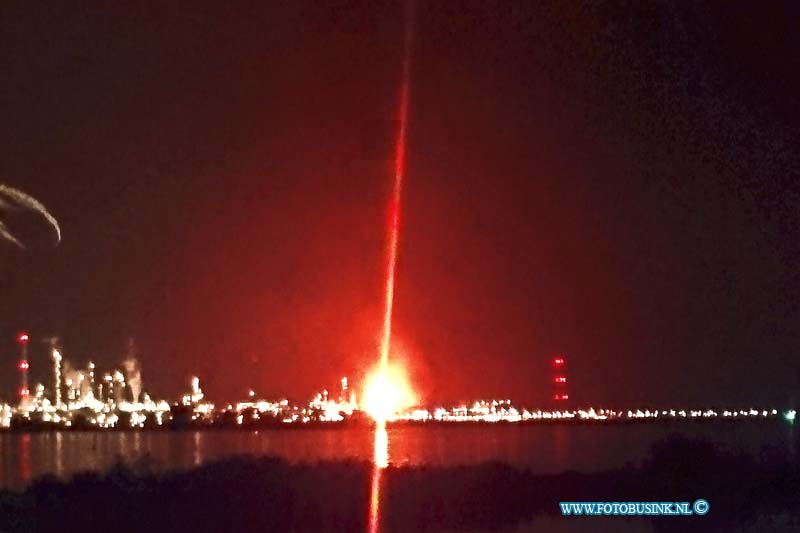 14060403.jpg - FOTOOPDRACHT:Moerdijk:04-06-2014:Bij Shell op een industrieterrein in Moerdijk heeft zich vanavond een explosie voorgedaan. met 2 Lichtgewonden werknemers. De autoriteiten adviseerden omwonenden na het uitbreken van de brand met ethylbenzeen ramen en deuren gesloten te houden. In de rook die vrijkwam bij de brand zijn geen gevaarlijke stoffen aangetroffen.Deze digitale foto blijft eigendom van FOTOPERSBURO BUSINK. Wij hanteren de voorwaarden van het N.V.F. en N.V.J. Gebruik van deze foto impliceert dat u bekend bent  en akkoord gaat met deze voorwaarden bij publicatie.EB/ETIENNE BUSINK