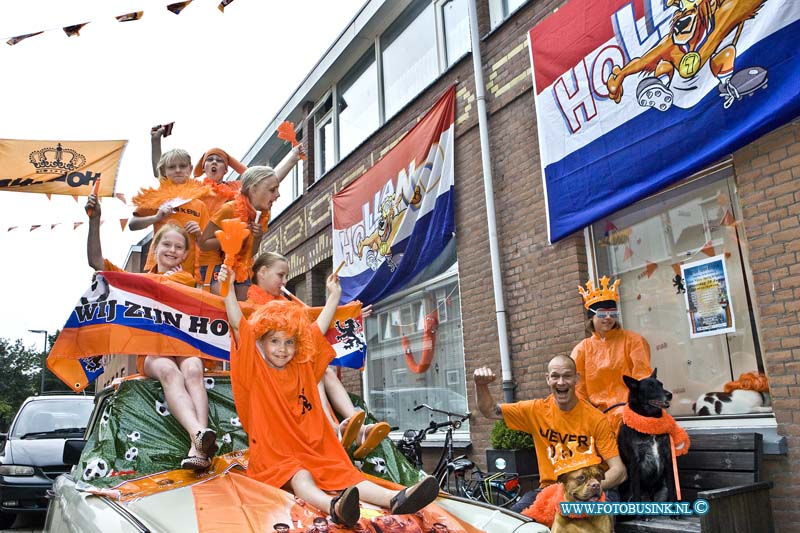 14060902.jpg - FOTOOPDRACHTDordrecht:09-062014:Rozenstraat Holland Supporters NL GekteDeze digitale foto blijft eigendom van FOTOPERSBURO BUSINK. Wij hanteren de voorwaarden van het N.V.F. en N.V.J. Gebruik van deze foto impliceert dat u bekend bent  en akkoord gaat met deze voorwaarden bij publicatie.EB/ETIENNE BUSINK