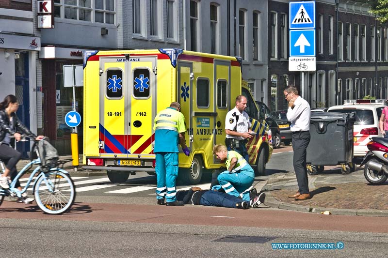 14061001.jpg - FOTOOPDRACHT:Dordrecht:10-06-2014: Bij een ongeval op de Spuiweg-Singel is een bromfietser te val gekomen en licht gewond geraakt door dat hij schrok van een auto die kwam aanrijden.Het ambulance personeel bekeek de verwondingen van slachtoffer.  Deze digitale foto blijft eigendom van FOTOPERSBURO BUSINK. Wij hanteren de voorwaarden van het N.V.F. en N.V.J. Gebruik van deze foto impliceert dat u bekend bent  en akkoord gaat met deze voorwaarden bij publicatie.EB/ETIENNE BUSINK