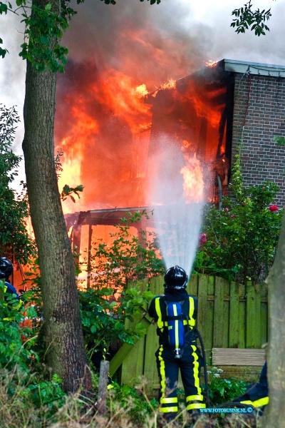 14061002.jpg - FOTOOPDRACHT:Zwijndrecht:10-06-2014:  In de Lindtsestraat in Zwijndrecht is een felle brand in een rijtje van vier woningen. De brand ontstond dinsdagmiddag iets na half vijf, kort tijd later was het al uitslaande brand. De brand begon een woning maar sloeg al snel over naar de drie naastgelegen huizen. Inmiddels is van drie woningen de bovenverdieping verwoest, en staat die van de vierde in brand. Volgens burgemeester Dominic Schreijer gaat het om oude woningen met een geschiedenis. Het is heel dramatisch, de mensen zijn helemaal over hun toeren. De brandweer is momenteel nog druk bezig het vuur te bestrijden. Daarvoor wordt water opgepompt uit de Uilenhaven. De rookwolken zijn tot in de verre omtrek te zien. Hoe de brand is ontstaan is nog niet bekend. De regio brandweer is met veel voertuigen aanwezig. De gemeente Zwijndrecht is bezig opvang te regelen voor de bewoners. Er raakte zover niemand gewond en paar honden en katte werden gered 2 aquaria konden helaas niet gered worden.  Deze digitale foto blijft eigendom van FOTOPERSBURO BUSINK. Wij hanteren de voorwaarden van het N.V.F. en N.V.J. Gebruik van deze foto impliceert dat u bekend bent  en akkoord gaat met deze voorwaarden bij publicatie.EB/ETIENNE BUSINK