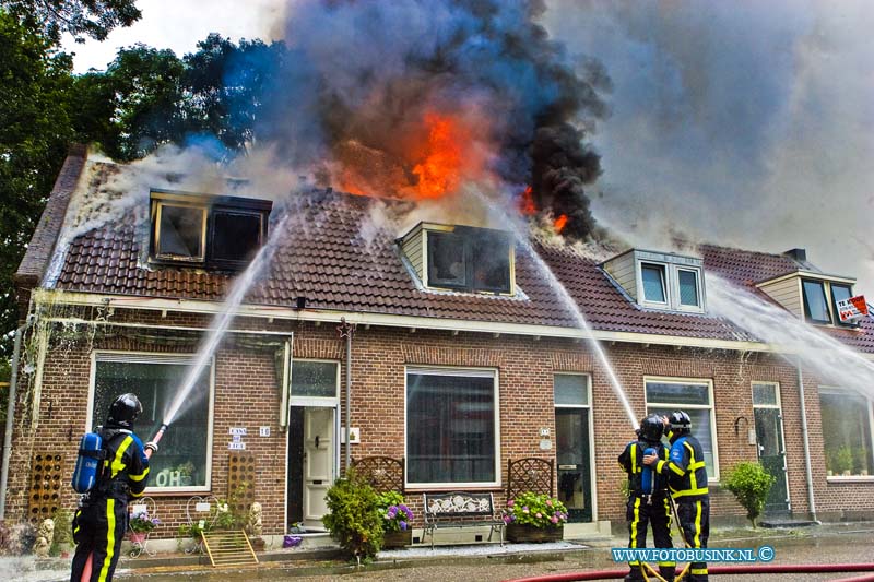 14061003.jpg - FOTOOPDRACHT:Zwijndrecht:10-06-2014:  In de Lindtsestraat in Zwijndrecht is een felle brand in een rijtje van vier woningen. De brand ontstond dinsdagmiddag iets na half vijf, kort tijd later was het al uitslaande brand. De brand begon een woning maar sloeg al snel over naar de drie naastgelegen huizen. Inmiddels is van drie woningen de bovenverdieping verwoest, en staat die van de vierde in brand. Volgens burgemeester Dominic Schreijer gaat het om oude woningen met een geschiedenis. Het is heel dramatisch, de mensen zijn helemaal over hun toeren. De brandweer is momenteel nog druk bezig het vuur te bestrijden. Daarvoor wordt water opgepompt uit de Uilenhaven. De rookwolken zijn tot in de verre omtrek te zien. Hoe de brand is ontstaan is nog niet bekend. De regio brandweer is met veel voertuigen aanwezig. De gemeente Zwijndrecht is bezig opvang te regelen voor de bewoners. Er raakte zover niemand gewond en paar honden en katte werden gered 2 aquaria konden helaas niet gered worden.  Deze digitale foto blijft eigendom van FOTOPERSBURO BUSINK. Wij hanteren de voorwaarden van het N.V.F. en N.V.J. Gebruik van deze foto impliceert dat u bekend bent  en akkoord gaat met deze voorwaarden bij publicatie.EB/ETIENNE BUSINK