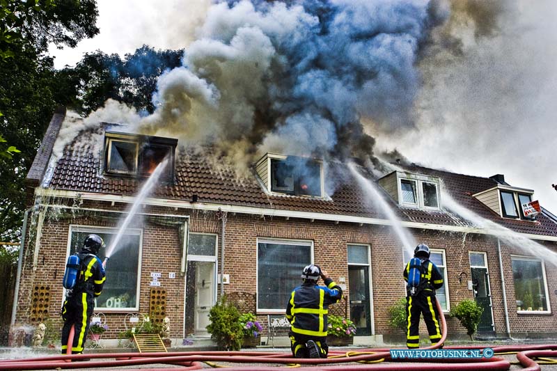 14061004.jpg - FOTOOPDRACHT:Zwijndrecht:10-06-2014:  In de Lindtsestraat in Zwijndrecht is een felle brand in een rijtje van vier woningen. De brand ontstond dinsdagmiddag iets na half vijf, kort tijd later was het al uitslaande brand. De brand begon een woning maar sloeg al snel over naar de drie naastgelegen huizen. Inmiddels is van drie woningen de bovenverdieping verwoest, en staat die van de vierde in brand. Volgens burgemeester Dominic Schreijer gaat het om oude woningen met een geschiedenis. Het is heel dramatisch, de mensen zijn helemaal over hun toeren. De brandweer is momenteel nog druk bezig het vuur te bestrijden. Daarvoor wordt water opgepompt uit de Uilenhaven. De rookwolken zijn tot in de verre omtrek te zien. Hoe de brand is ontstaan is nog niet bekend. De regio brandweer is met veel voertuigen aanwezig. De gemeente Zwijndrecht is bezig opvang te regelen voor de bewoners. Er raakte zover niemand gewond en paar honden en katte werden gered 2 aquaria konden helaas niet gered worden.  Deze digitale foto blijft eigendom van FOTOPERSBURO BUSINK. Wij hanteren de voorwaarden van het N.V.F. en N.V.J. Gebruik van deze foto impliceert dat u bekend bent  en akkoord gaat met deze voorwaarden bij publicatie.EB/ETIENNE BUSINK