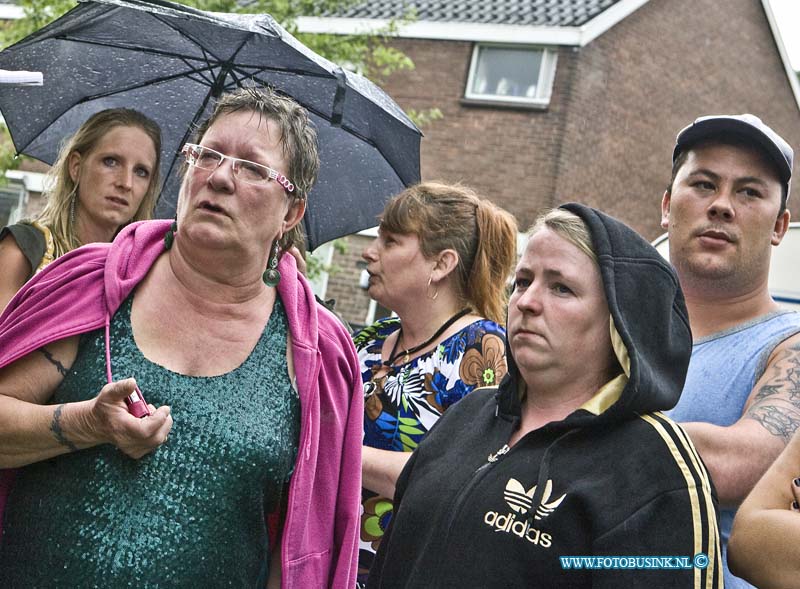 14061005.jpg - FOTOOPDRACHT:Zwijndrecht:10-06-2014:  Foto: 1 van de bewoners die tijdens de brand thuis was met kinderen vlucht het brandende huis uit ze zijn erg geschrokken.In de Lindtsestraat in Zwijndrecht is een felle brand in een rijtje van vier woningen. De brand ontstond dinsdagmiddag iets na half vijf, kort tijd later was het al uitslaande brand. De brand begon een woning maar sloeg al snel over naar de drie naastgelegen huizen. Inmiddels is van drie woningen de bovenverdieping verwoest, en staat die van de vierde in brand. Volgens burgemeester Dominic Schreijer gaat het om oude woningen met een geschiedenis. Het is heel dramatisch, de mensen zijn helemaal over hun toeren. De brandweer is momenteel nog druk bezig het vuur te bestrijden. Daarvoor wordt water opgepompt uit de Uilenhaven. De rookwolken zijn tot in de verre omtrek te zien. Hoe de brand is ontstaan is nog niet bekend. De regio brandweer is met veel voertuigen aanwezig. De gemeente Zwijndrecht is bezig opvang te regelen voor de bewoners. Er raakte zover niemand gewond en paar honden en katte werden gered 2 aquaria konden helaas niet gered worden.  Deze digitale foto blijft eigendom van FOTOPERSBURO BUSINK. Wij hanteren de voorwaarden van het N.V.F. en N.V.J. Gebruik van deze foto impliceert dat u bekend bent  en akkoord gaat met deze voorwaarden bij publicatie.EB/ETIENNE BUSINK