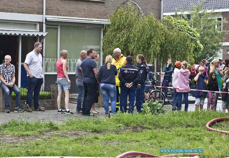 14061006.jpg - FOTOOPDRACHT:Zwijndrecht:10-06-2014:  Foto: De bewoners van de getroffen woningen die tijdens de brand thuis waren worden bijgepraat door de brandweer.In de Lindtsestraat in Zwijndrecht is een felle brand in een rijtje van vier woningen. De brand ontstond dinsdagmiddag iets na half vijf, kort tijd later was het al uitslaande brand. De brand begon een woning maar sloeg al snel over naar de drie naastgelegen huizen. Inmiddels is van drie woningen de bovenverdieping verwoest, en staat die van de vierde in brand. Volgens burgemeester Dominic Schreijer gaat het om oude woningen met een geschiedenis. Het is heel dramatisch, de mensen zijn helemaal over hun toeren. De brandweer is momenteel nog druk bezig het vuur te bestrijden. Daarvoor wordt water opgepompt uit de Uilenhaven. De rookwolken zijn tot in de verre omtrek te zien. Hoe de brand is ontstaan is nog niet bekend. De regio brandweer is met veel voertuigen aanwezig. De gemeente Zwijndrecht is bezig opvang te regelen voor de bewoners. Er raakte zover niemand gewond en paar honden en katte werden gered 2 aquaria konden helaas niet gered worden.  Deze digitale foto blijft eigendom van FOTOPERSBURO BUSINK. Wij hanteren de voorwaarden van het N.V.F. en N.V.J. Gebruik van deze foto impliceert dat u bekend bent  en akkoord gaat met deze voorwaarden bij publicatie.EB/ETIENNE BUSINK