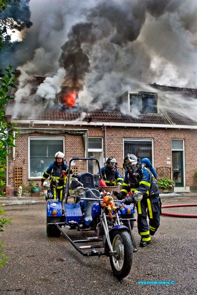 14061007.jpg - FOTOOPDRACHT:Zwijndrecht:10-06-2014:  Foto: De brandweer red nog net een Trike die voor de brandende woningen stond.In de Lindtsestraat in Zwijndrecht is een felle brand in een rijtje van vier woningen. De brand ontstond dinsdagmiddag iets na half vijf, kort tijd later was het al uitslaande brand. De brand begon een woning maar sloeg al snel over naar de drie naastgelegen huizen. Inmiddels is van drie woningen de bovenverdieping verwoest, en staat die van de vierde in brand. Volgens burgemeester Dominic Schreijer gaat het om oude woningen met een geschiedenis. Het is heel dramatisch, de mensen zijn helemaal over hun toeren. De brandweer is momenteel nog druk bezig het vuur te bestrijden. Daarvoor wordt water opgepompt uit de Uilenhaven. De rookwolken zijn tot in de verre omtrek te zien. Hoe de brand is ontstaan is nog niet bekend. De regio brandweer is met veel voertuigen aanwezig. De gemeente Zwijndrecht is bezig opvang te regelen voor de bewoners. Er raakte zover niemand gewond en paar honden en katte werden gered 2 aquaria konden helaas niet gered worden.  Deze digitale foto blijft eigendom van FOTOPERSBURO BUSINK. Wij hanteren de voorwaarden van het N.V.F. en N.V.J. Gebruik van deze foto impliceert dat u bekend bent  en akkoord gaat met deze voorwaarden bij publicatie.EB/ETIENNE BUSINK