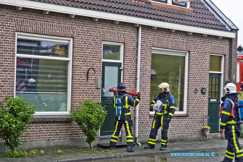14061009.jpg - FOTOOPDRACHT:Zwijndrecht:10-06-2014:  In de Lindtsestraat in Zwijndrecht is een felle brand in een rijtje van vier woningen. De brand ontstond dinsdagmiddag iets na half vijf, kort tijd later was het al uitslaande brand. De brand begon een woning maar sloeg al snel over naar de drie naastgelegen huizen. Inmiddels is van drie woningen de bovenverdieping verwoest, en staat die van de vierde in brand. Volgens burgemeester Dominic Schreijer gaat het om oude woningen met een geschiedenis. Het is heel dramatisch, de mensen zijn helemaal over hun toeren. De brandweer is momenteel nog druk bezig het vuur te bestrijden. Daarvoor wordt water opgepompt uit de Uilenhaven. De rookwolken zijn tot in de verre omtrek te zien. Hoe de brand is ontstaan is nog niet bekend. De regio brandweer is met veel voertuigen aanwezig. De gemeente Zwijndrecht is bezig opvang te regelen voor de bewoners. Er raakte zover niemand gewond en paar honden en katte werden gered 2 aquaria konden helaas niet gered worden.  Deze digitale foto blijft eigendom van FOTOPERSBURO BUSINK. Wij hanteren de voorwaarden van het N.V.F. en N.V.J. Gebruik van deze foto impliceert dat u bekend bent  en akkoord gaat met deze voorwaarden bij publicatie.EB/ETIENNE BUSINK