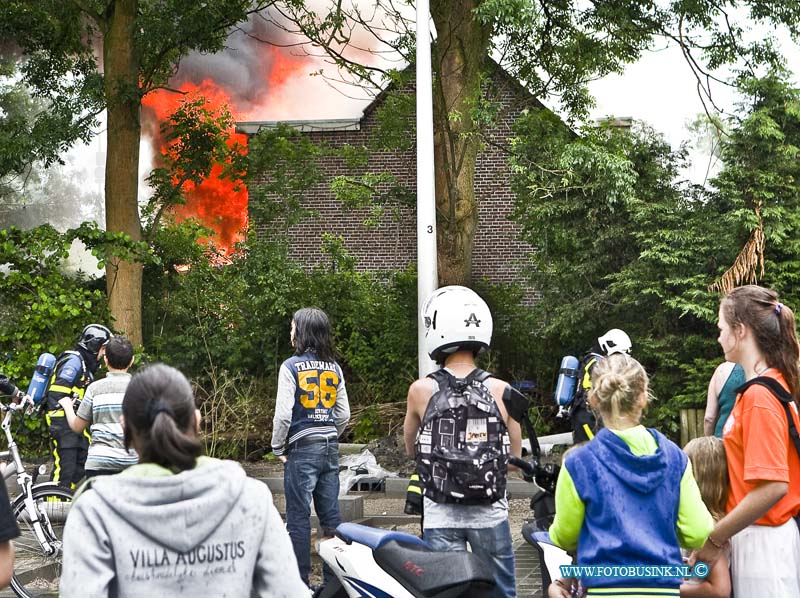 14061010.jpg - FOTOOPDRACHT:Zwijndrecht:10-06-2014:  In de Lindtsestraat in Zwijndrecht is een felle brand in een rijtje van vier woningen. De brand ontstond dinsdagmiddag iets na half vijf, kort tijd later was het al uitslaande brand. De brand begon een woning maar sloeg al snel over naar de drie naastgelegen huizen. Inmiddels is van drie woningen de bovenverdieping verwoest, en staat die van de vierde in brand. Volgens burgemeester Dominic Schreijer gaat het om oude woningen met een geschiedenis. Het is heel dramatisch, de mensen zijn helemaal over hun toeren. De brandweer is momenteel nog druk bezig het vuur te bestrijden. Daarvoor wordt water opgepompt uit de Uilenhaven. De rookwolken zijn tot in de verre omtrek te zien. Hoe de brand is ontstaan is nog niet bekend. De regio brandweer is met veel voertuigen aanwezig. De gemeente Zwijndrecht is bezig opvang te regelen voor de bewoners. Er raakte zover niemand gewond en paar honden en katte werden gered 2 aquaria konden helaas niet gered worden.  Deze digitale foto blijft eigendom van FOTOPERSBURO BUSINK. Wij hanteren de voorwaarden van het N.V.F. en N.V.J. Gebruik van deze foto impliceert dat u bekend bent  en akkoord gaat met deze voorwaarden bij publicatie.EB/ETIENNE BUSINK