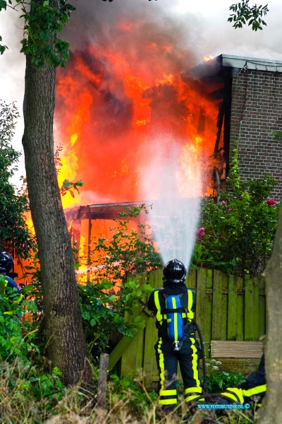 14061011.jpg - FOTOOPDRACHT:Zwijndrecht:10-06-2014:  In de Lindtsestraat in Zwijndrecht is een felle brand in een rijtje van vier woningen. De brand ontstond dinsdagmiddag iets na half vijf, kort tijd later was het al uitslaande brand. De brand begon een woning maar sloeg al snel over naar de drie naastgelegen huizen. Inmiddels is van drie woningen de bovenverdieping verwoest, en staat die van de vierde in brand. Volgens burgemeester Dominic Schreijer gaat het om oude woningen met een geschiedenis. Het is heel dramatisch, de mensen zijn helemaal over hun toeren. De brandweer is momenteel nog druk bezig het vuur te bestrijden. Daarvoor wordt water opgepompt uit de Uilenhaven. De rookwolken zijn tot in de verre omtrek te zien. Hoe de brand is ontstaan is nog niet bekend. De regio brandweer is met veel voertuigen aanwezig. De gemeente Zwijndrecht is bezig opvang te regelen voor de bewoners. Er raakte zover niemand gewond en paar honden en katte werden gered 2 aquaria konden helaas niet gered worden.  Deze digitale foto blijft eigendom van FOTOPERSBURO BUSINK. Wij hanteren de voorwaarden van het N.V.F. en N.V.J. Gebruik van deze foto impliceert dat u bekend bent  en akkoord gaat met deze voorwaarden bij publicatie.EB/ETIENNE BUSINK