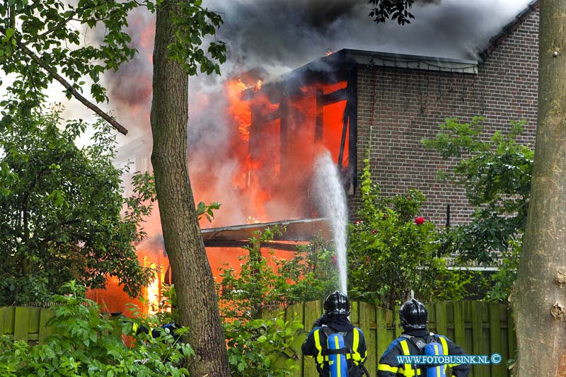 14061012.jpg - FOTOOPDRACHT:Zwijndrecht:10-06-2014:  In de Lindtsestraat in Zwijndrecht is een felle brand in een rijtje van vier woningen. De brand ontstond dinsdagmiddag iets na half vijf, kort tijd later was het al uitslaande brand. De brand begon een woning maar sloeg al snel over naar de drie naastgelegen huizen. Inmiddels is van drie woningen de bovenverdieping verwoest, en staat die van de vierde in brand. Volgens burgemeester Dominic Schreijer gaat het om oude woningen met een geschiedenis. Het is heel dramatisch, de mensen zijn helemaal over hun toeren. De brandweer is momenteel nog druk bezig het vuur te bestrijden. Daarvoor wordt water opgepompt uit de Uilenhaven. De rookwolken zijn tot in de verre omtrek te zien. Hoe de brand is ontstaan is nog niet bekend. De regio brandweer is met veel voertuigen aanwezig. De gemeente Zwijndrecht is bezig opvang te regelen voor de bewoners. Er raakte zover niemand gewond en paar honden en katte werden gered 2 aquaria konden helaas niet gered worden.  Deze digitale foto blijft eigendom van FOTOPERSBURO BUSINK. Wij hanteren de voorwaarden van het N.V.F. en N.V.J. Gebruik van deze foto impliceert dat u bekend bent  en akkoord gaat met deze voorwaarden bij publicatie.EB/ETIENNE BUSINK