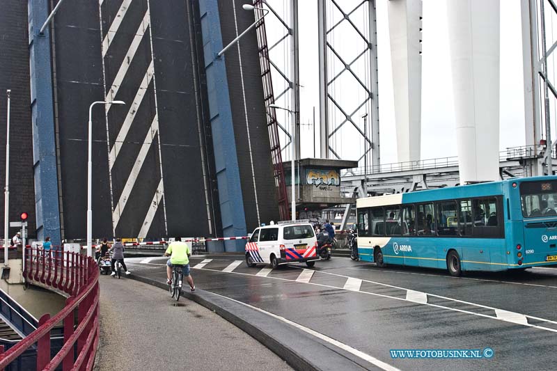 14061013.jpg - FOTOOPDRACHT:Dordrecht:10-06-2014:De brug tussen Dordrecht en Zwijndrecht was enkelen uren gestemd voor al het verkeer, nadat de brug geopend was voor scheepvaart, wilde hij niet meer terug naar beneden zaken. Er ontstond aan beide kanten van de brug enorme filles. De politie probeerde het verkeer om te leiden.Deze digitale foto blijft eigendom van FOTOPERSBURO BUSINK. Wij hanteren de voorwaarden van het N.V.F. en N.V.J. Gebruik van deze foto impliceert dat u bekend bent  en akkoord gaat met deze voorwaarden bij publicatie.EB/ETIENNE BUSINK