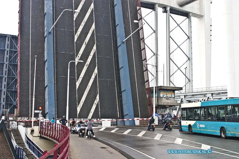 14061014.jpg - FOTOOPDRACHT:Dordrecht:10-06-2014:De brug tussen Dordrecht en Zwijndrecht was enkelen uren gestemd voor al het verkeer, nadat de brug geopend was voor scheepvaart, wilde hij niet meer terug naar beneden zaken. Er ontstond aan beide kanten van de brug enorme filles. De politie probeerde het verkeer om te leiden.Deze digitale foto blijft eigendom van FOTOPERSBURO BUSINK. Wij hanteren de voorwaarden van het N.V.F. en N.V.J. Gebruik van deze foto impliceert dat u bekend bent  en akkoord gaat met deze voorwaarden bij publicatie.EB/ETIENNE BUSINK