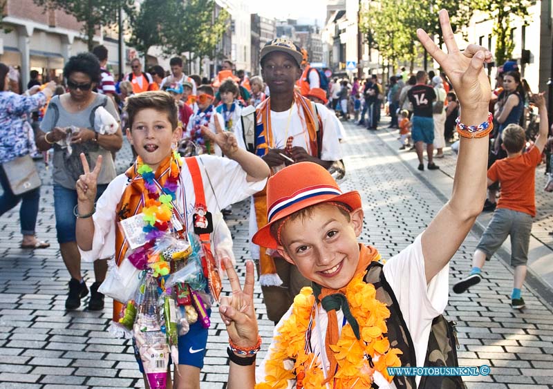 14061301.jpg - FOTOOPDRACHT:Dordrecht:13-06-2014:Bij de laatste avond van de avondvierdaagse van Dordrecht is het de gewoonte om de lopers vol te hangen met versiersels, dit jaar waren oranje artikelen en snoep zeer in trek.Deze digitale foto blijft eigendom van FOTOPERSBURO BUSINK. Wij hanteren de voorwaarden van het N.V.F. en N.V.J. Gebruik van deze foto impliceert dat u bekend bent  en akkoord gaat met deze voorwaarden bij publicatie.EB/ETIENNE BUSINK