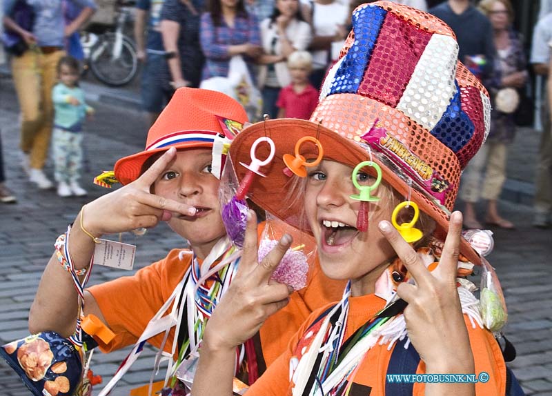 14061302.jpg - FOTOOPDRACHT:Dordrecht:13-06-2014:Bij de laatste avond van de avondvierdaagse van Dordrecht is het de gewoonte om de lopers vol te hangen met versiersels, dit jaar waren oranje artikelen en snoep zeer in trek.Deze digitale foto blijft eigendom van FOTOPERSBURO BUSINK. Wij hanteren de voorwaarden van het N.V.F. en N.V.J. Gebruik van deze foto impliceert dat u bekend bent  en akkoord gaat met deze voorwaarden bij publicatie.EB/ETIENNE BUSINK