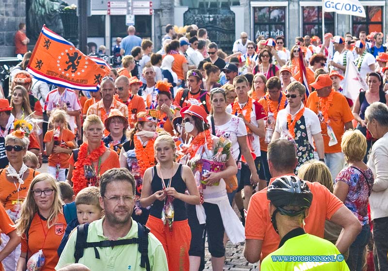 14061303.jpg - FOTOOPDRACHT:Dordrecht:13-06-2014:Bij de laatste avond van de avondvierdaagse van Dordrecht is het de gewoonte om de lopers vol te hangen met versiersels, dit jaar waren oranje artikelen en snoep zeer in trek.Deze digitale foto blijft eigendom van FOTOPERSBURO BUSINK. Wij hanteren de voorwaarden van het N.V.F. en N.V.J. Gebruik van deze foto impliceert dat u bekend bent  en akkoord gaat met deze voorwaarden bij publicatie.EB/ETIENNE BUSINK