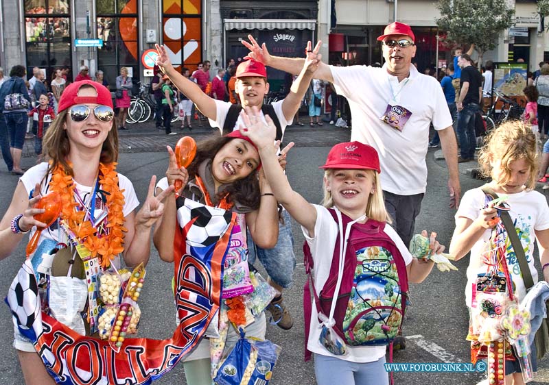 14061304.jpg - FOTOOPDRACHT:Dordrecht:13-06-2014:Bij de laatste avond van de avondvierdaagse van Dordrecht is het de gewoonte om de lopers vol te hangen met versiersels, dit jaar waren oranje artikelen en snoep zeer in trek.Deze digitale foto blijft eigendom van FOTOPERSBURO BUSINK. Wij hanteren de voorwaarden van het N.V.F. en N.V.J. Gebruik van deze foto impliceert dat u bekend bent  en akkoord gaat met deze voorwaarden bij publicatie.EB/ETIENNE BUSINK