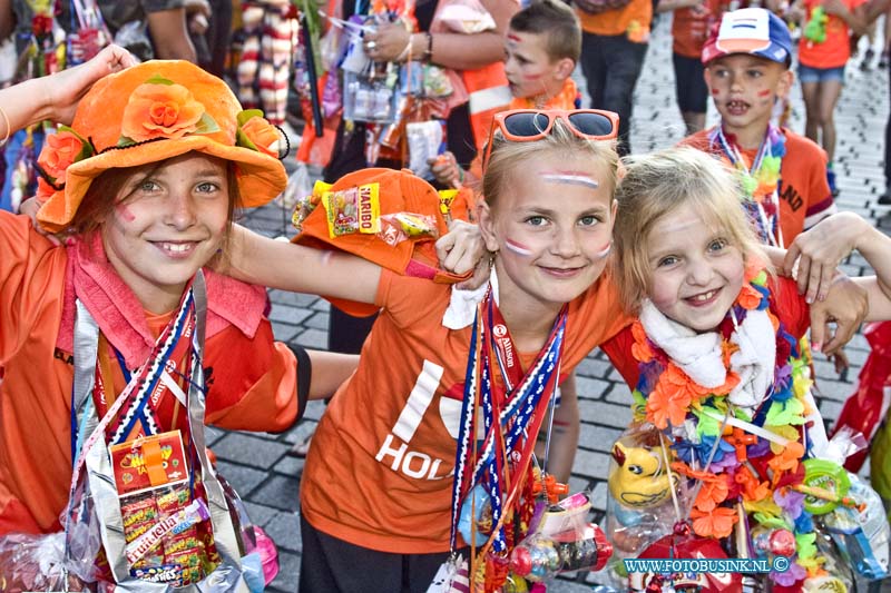 14061305.jpg - FOTOOPDRACHT:Dordrecht:13-06-2014:Bij de laatste avond van de avondvierdaagse van Dordrecht is het de gewoonte om de lopers vol te hangen met versiersels, dit jaar waren oranje artikelen en snoep zeer in trek.Deze digitale foto blijft eigendom van FOTOPERSBURO BUSINK. Wij hanteren de voorwaarden van het N.V.F. en N.V.J. Gebruik van deze foto impliceert dat u bekend bent  en akkoord gaat met deze voorwaarden bij publicatie.EB/ETIENNE BUSINK