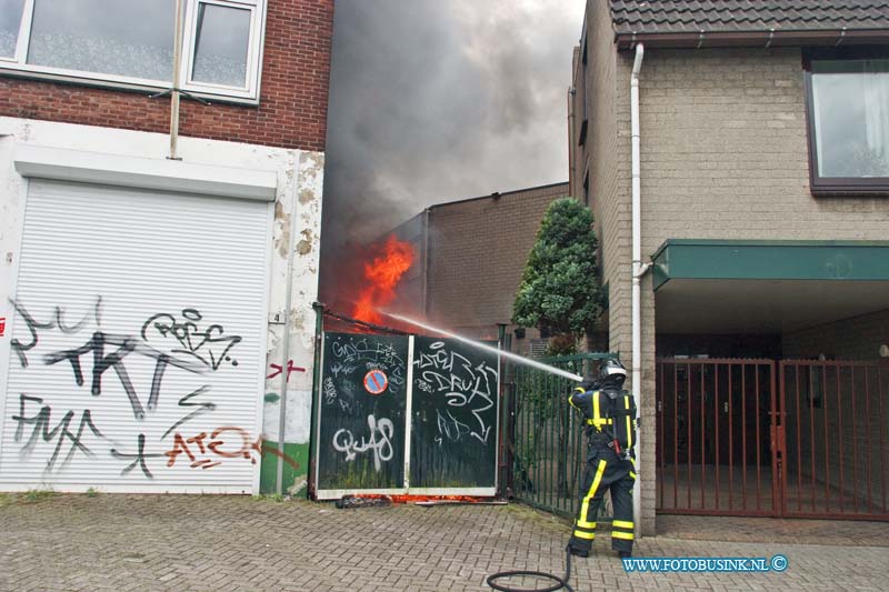 14061401.jpg - FOTOOPDRACHT:Dordrecht:14-06-2014:Bij een uitslaande brand in een schuur tussen 2 woningen aan de Markettenweg had de brandweer de grootstse zorg om het te blussen. De naast gelegen panden konden bespaard blijven door snel handelen van de brandweer. De politie stelt een onderzoek in naar de toedracht van de brand.Deze digitale foto blijft eigendom van FOTOPERSBURO BUSINK. Wij hanteren de voorwaarden van het N.V.F. en N.V.J. Gebruik van deze foto impliceert dat u bekend bent  en akkoord gaat met deze voorwaarden bij publicatie.EB/ETIENNE BUSINK