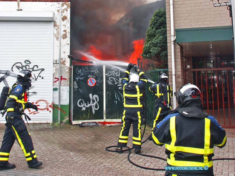 14061402.jpg - FOTOOPDRACHT:Dordrecht:14-06-2014:Bij een uitslaande brand in een schuur tussen 2 woningen aan de Markettenweg had de brandweer de grootstse zorg om het te blussen. De naast gelegen panden konden bespaard blijven door snel handelen van de brandweer. De politie stelt een onderzoek in naar de toedracht van de brand.Deze digitale foto blijft eigendom van FOTOPERSBURO BUSINK. Wij hanteren de voorwaarden van het N.V.F. en N.V.J. Gebruik van deze foto impliceert dat u bekend bent  en akkoord gaat met deze voorwaarden bij publicatie.EB/ETIENNE BUSINK