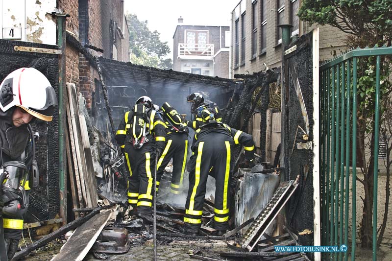 14061403.jpg - FOTOOPDRACHT:Dordrecht:14-06-2014:Bij een uitslaande brand in een schuur tussen 2 woningen aan de Markettenweg had de brandweer de grootstse zorg om het te blussen. De naast gelegen panden konden bespaard blijven door snel handelen van de brandweer. De politie stelt een onderzoek in naar de toedracht van de brand.Deze digitale foto blijft eigendom van FOTOPERSBURO BUSINK. Wij hanteren de voorwaarden van het N.V.F. en N.V.J. Gebruik van deze foto impliceert dat u bekend bent  en akkoord gaat met deze voorwaarden bij publicatie.EB/ETIENNE BUSINK