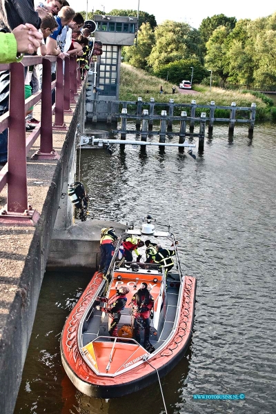 14061404.jpg - FOTOOPDRACHT:Dordrecht:14-06-2014:Bij de alarm centrale 112  kwam zaterdag een melding binnen dat er iemand te water was geraakt nabij de brug van de rondweg ter hoogte van het Wantij. de reddingsbrigade en brandweer rukte massaal uit om nar de drenkeling te zoeken. Na enkelen uren werd de zoek actie gestaakt omdat men geen drenkeling kon vinden in het Wantij.Deze digitale foto blijft eigendom van FOTOPERSBURO BUSINK. Wij hanteren de voorwaarden van het N.V.F. en N.V.J. Gebruik van deze foto impliceert dat u bekend bent  en akkoord gaat met deze voorwaarden bij publicatie.EB/ETIENNE BUSINK