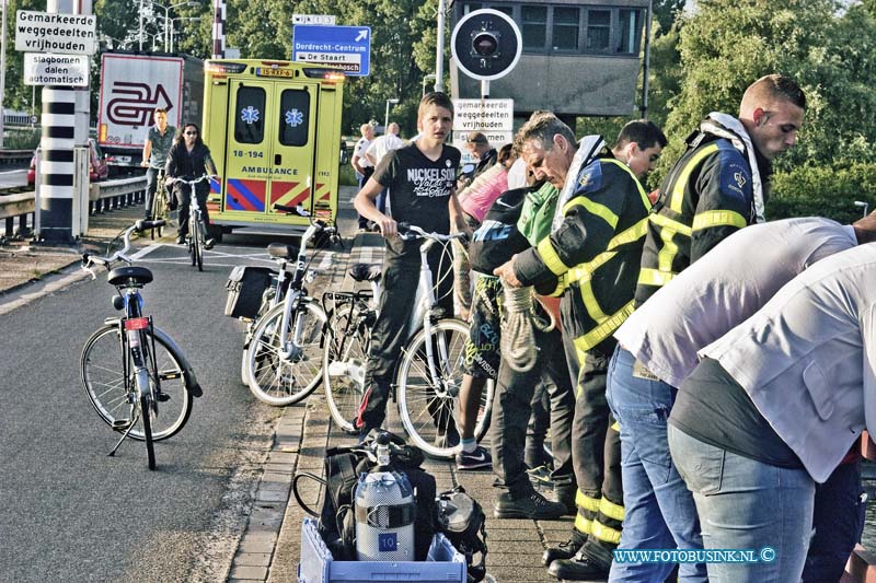 14061405.jpg - FOTOOPDRACHT:Dordrecht:14-06-2014:Bij de alarm centrale 112  kwam zaterdag een melding binnen dat er iemand te water was geraakt nabij de brug van de rondweg ter hoogte van het Wantij. de reddingsbrigade en brandweer rukte massaal uit om nar de drenkeling te zoeken. Na enkelen uren werd de zoek actie gestaakt omdat men geen drenkeling kon vinden in het Wantij.Deze digitale foto blijft eigendom van FOTOPERSBURO BUSINK. Wij hanteren de voorwaarden van het N.V.F. en N.V.J. Gebruik van deze foto impliceert dat u bekend bent  en akkoord gaat met deze voorwaarden bij publicatie.EB/ETIENNE BUSINK