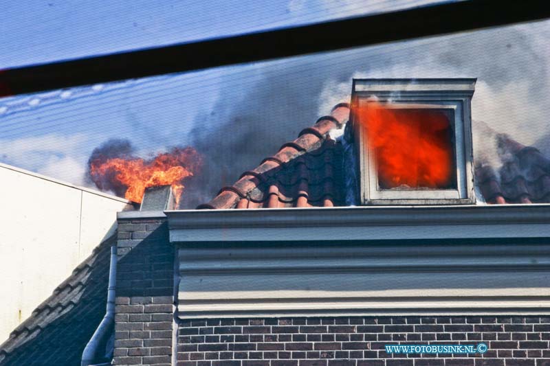 14061501.jpg - FOTOOPDRACHT:Dordrecht:15-06-2014  Zeer grote uitslaande brand in een boven woning aan de voorstraat 2 te Dordrecht. Er vielen gelukkig geen gewonde, de brandweer had de grootste moeite om de brand te blussen omdat de woningen oud en dicht op elkaar in de Dordtse binnenstad staan gebouwd. Vele naast gelegen woningen liepen rook water en brandschade op. De brandweer maakte zeer grote brand en kreeg uit de regio Zuid Holland ondersteuning van diverse voertuigen.  Deze digitale foto blijft eigendom van FOTOPERSBURO BUSINK. Wij hanteren de voorwaarden van het N.V.F. en N.V.J. Gebruik van deze foto impliceert dat u bekend bent  en akkoord gaat met deze voorwaarden bij publicatie.EB/ETIENNE BUSINK