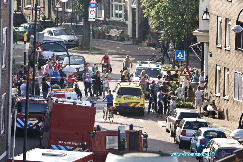 14061502.jpg - FOTOOPDRACHT:Dordrecht:15-06-2014  Zeer grote uitslaande brand in een boven woning aan de voorstraat 2 te Dordrecht. Er vielen gelukkig geen gewonde, de brandweer had de grootste moeite om de brand te blussen omdat de woningen oud en dicht op elkaar in de Dordtse binnenstad staan gebouwd. Vele naast gelegen woningen liepen rook water en brandschade op. De brandweer maakte zeer grote brand en kreeg uit de regio Zuid Holland ondersteuning van diverse voertuigen.  Deze digitale foto blijft eigendom van FOTOPERSBURO BUSINK. Wij hanteren de voorwaarden van het N.V.F. en N.V.J. Gebruik van deze foto impliceert dat u bekend bent  en akkoord gaat met deze voorwaarden bij publicatie.EB/ETIENNE BUSINK