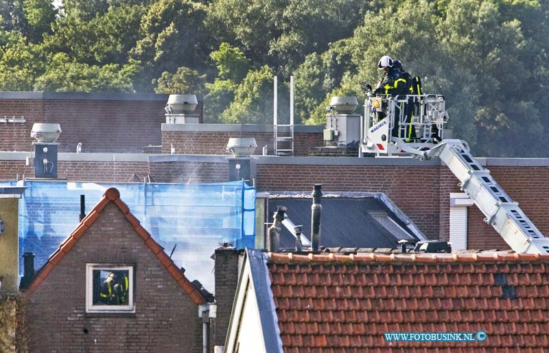 14061503.jpg - FOTOOPDRACHT:Dordrecht:15-06-2014  Zeer grote uitslaande brand in een boven woning aan de voorstraat 2 te Dordrecht. Er vielen gelukkig geen gewonde, de brandweer had de grootste moeite om de brand te blussen omdat de woningen oud en dicht op elkaar in de Dordtse binnenstad staan gebouwd. Vele naast gelegen woningen liepen rook water en brandschade op. De brandweer maakte zeer grote brand en kreeg uit de regio Zuid Holland ondersteuning van diverse voertuigen.  Deze digitale foto blijft eigendom van FOTOPERSBURO BUSINK. Wij hanteren de voorwaarden van het N.V.F. en N.V.J. Gebruik van deze foto impliceert dat u bekend bent  en akkoord gaat met deze voorwaarden bij publicatie.EB/ETIENNE BUSINK