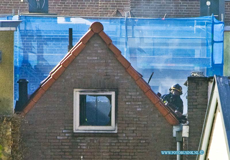 14061504.jpg - FOTOOPDRACHT:Dordrecht:15-06-2014  Zeer grote uitslaande brand in een boven woning aan de voorstraat 2 te Dordrecht. Er vielen gelukkig geen gewonde, de brandweer had de grootste moeite om de brand te blussen omdat de woningen oud en dicht op elkaar in de Dordtse binnenstad staan gebouwd. Vele naast gelegen woningen liepen rook water en brandschade op. De brandweer maakte zeer grote brand en kreeg uit de regio Zuid Holland ondersteuning van diverse voertuigen.  Deze digitale foto blijft eigendom van FOTOPERSBURO BUSINK. Wij hanteren de voorwaarden van het N.V.F. en N.V.J. Gebruik van deze foto impliceert dat u bekend bent  en akkoord gaat met deze voorwaarden bij publicatie.EB/ETIENNE BUSINK