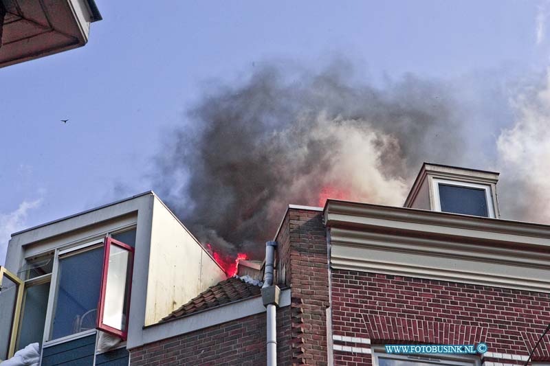 14061505.jpg - FOTOOPDRACHT:Dordrecht:15-06-2014  Zeer grote uitslaande brand in een boven woning aan de voorstraat 2 te Dordrecht. Er vielen gelukkig geen gewonde, de brandweer had de grootste moeite om de brand te blussen omdat de woningen oud en dicht op elkaar in de Dordtse binnenstad staan gebouwd. Vele naast gelegen woningen liepen rook water en brandschade op. De brandweer maakte zeer grote brand en kreeg uit de regio Zuid Holland ondersteuning van diverse voertuigen.  Deze digitale foto blijft eigendom van FOTOPERSBURO BUSINK. Wij hanteren de voorwaarden van het N.V.F. en N.V.J. Gebruik van deze foto impliceert dat u bekend bent  en akkoord gaat met deze voorwaarden bij publicatie.EB/ETIENNE BUSINK