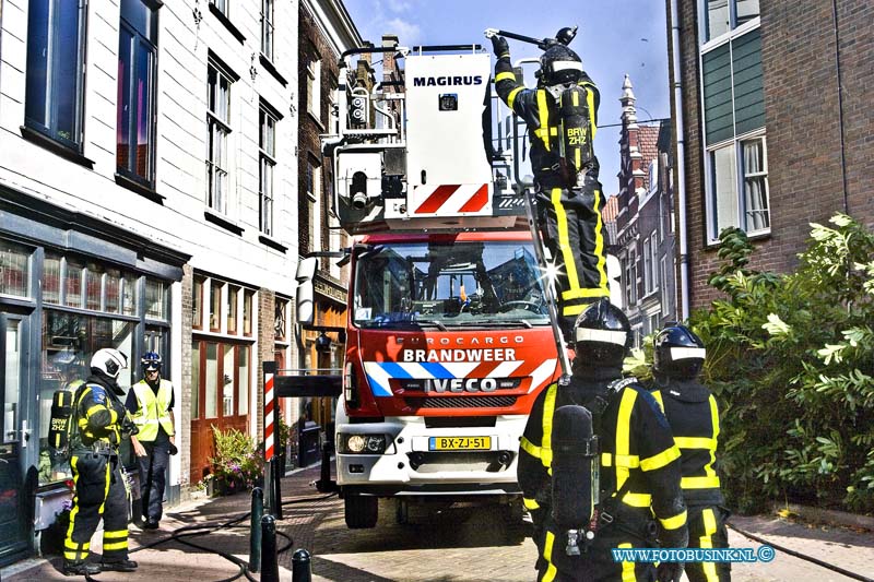 14061506.jpg - FOTOOPDRACHT:Dordrecht:15-06-2014 :Foto: De hoogwerker kon door de vele opstakels in de straat niet zonder gevaar omhoog om in gezet worden.Zeer grote uitslaande brand in een boven woning aan de voorstraat 2 te Dordrecht. Er vielen gelukkig geen gewonde, de brandweer had de grootste moeite om de brand te blussen omdat de woningen oud en dicht op elkaar in de Dordtse binnenstad staan gebouwd. Vele naast gelegen woningen liepen rook water en brandschade op. De brandweer maakte zeer grote brand en kreeg uit de regio Zuid Holland ondersteuning van diverse voertuigen.  Deze digitale foto blijft eigendom van FOTOPERSBURO BUSINK. Wij hanteren de voorwaarden van het N.V.F. en N.V.J. Gebruik van deze foto impliceert dat u bekend bent  en akkoord gaat met deze voorwaarden bij publicatie.EB/ETIENNE BUSINK