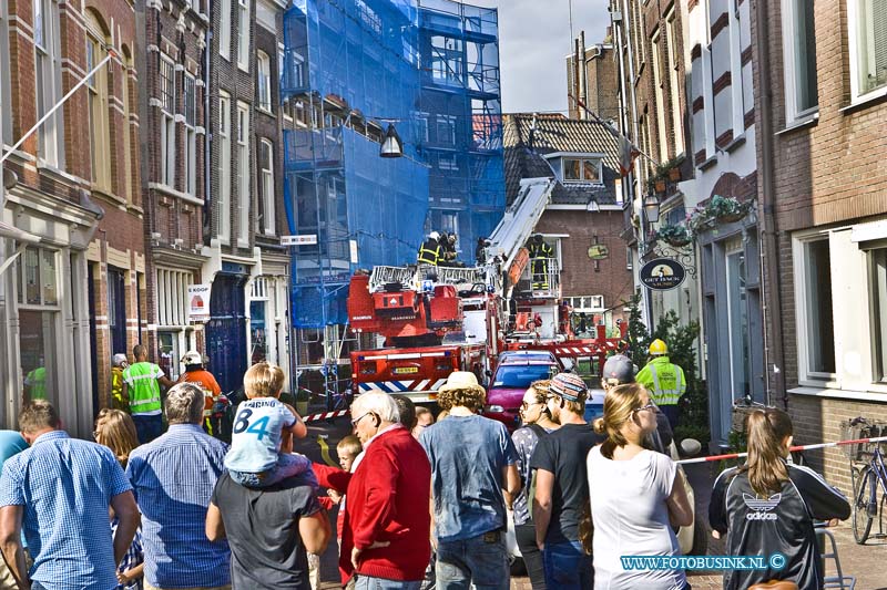 14061507.jpg - FOTOOPDRACHT:Dordrecht:15-06-2014  Zeer grote uitslaande brand in een boven woning aan de voorstraat 2 te Dordrecht. Er vielen gelukkig geen gewonde, de brandweer had de grootste moeite om de brand te blussen omdat de woningen oud en dicht op elkaar in de Dordtse binnenstad staan gebouwd. Vele naast gelegen woningen liepen rook water en brandschade op. De brandweer maakte zeer grote brand en kreeg uit de regio Zuid Holland ondersteuning van diverse voertuigen.  Deze digitale foto blijft eigendom van FOTOPERSBURO BUSINK. Wij hanteren de voorwaarden van het N.V.F. en N.V.J. Gebruik van deze foto impliceert dat u bekend bent  en akkoord gaat met deze voorwaarden bij publicatie.EB/ETIENNE BUSINK