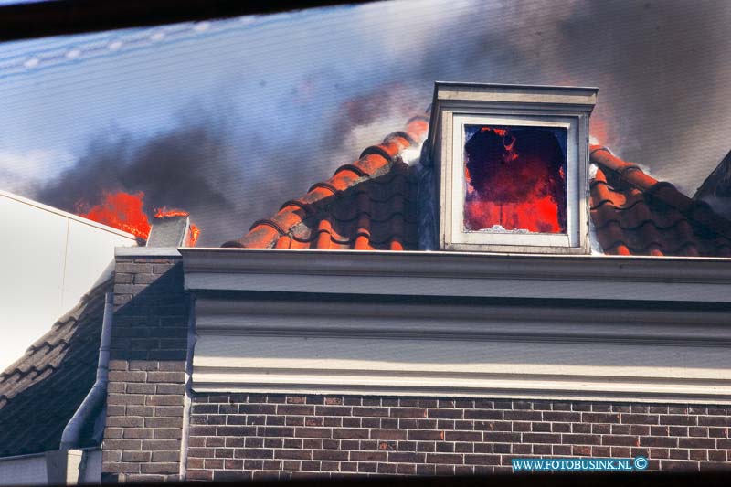 14061508.jpg - FOTOOPDRACHT:Dordrecht:15-06-2014  Zeer grote uitslaande brand in een boven woning aan de voorstraat 2 te Dordrecht. Er vielen gelukkig geen gewonde, de brandweer had de grootste moeite om de brand te blussen omdat de woningen oud en dicht op elkaar in de Dordtse binnenstad staan gebouwd. Vele naast gelegen woningen liepen rook water en brandschade op. De brandweer maakte zeer grote brand en kreeg uit de regio Zuid Holland ondersteuning van diverse voertuigen.  Deze digitale foto blijft eigendom van FOTOPERSBURO BUSINK. Wij hanteren de voorwaarden van het N.V.F. en N.V.J. Gebruik van deze foto impliceert dat u bekend bent  en akkoord gaat met deze voorwaarden bij publicatie.EB/ETIENNE BUSINK