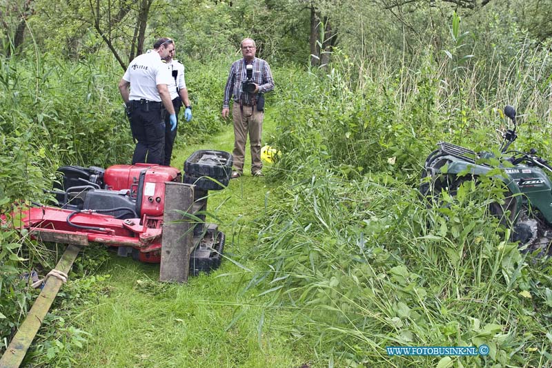 14061601.jpg - FOTOOPDRACHT:Dordrecht:16-06-2014:  Bij een zwaar ongeval raakt een man ernstig gewond en bekneld met zijn been toen zijn graafmachine omviel tijdens het verslepen van een lange ijzeren bint. De collega's van de man hebben door middel van een quad de graafmachine een stukje opgelicht om de man te bevrijden een helikopter met het Trauma Team kwam ter plaatse om de gewonden man te stabiliseren. De man met spoed naar een ziekenhuis vervoerd.  Deze digitale foto blijft eigendom van FOTOPERSBURO BUSINK. Wij hanteren de voorwaarden van het N.V.F. en N.V.J. Gebruik van deze foto impliceert dat u bekend bent  en akkoord gaat met deze voorwaarden bij publicatie.EB/ETIENNE BUSINK