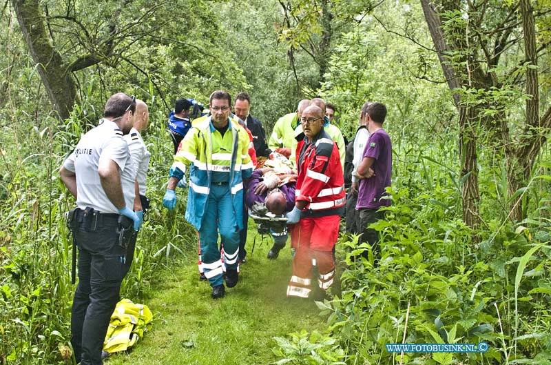 14061602.jpg - FOTOOPDRACHT:Dordrecht:16-06-2014:  Bij een zwaar ongeval raakt een man ernstig gewond en bekneld met zijn been toen zijn graafmachine omviel tijdens het verslepen van een lange ijzeren bint. De collega's van de man hebben door middel van een quad de graafmachine een stukje opgelicht om de man te bevrijden een helikopter met het Trauma Team kwam ter plaatse om de gewonden man te stabiliseren. De man met spoed naar een ziekenhuis vervoerd.  Deze digitale foto blijft eigendom van FOTOPERSBURO BUSINK. Wij hanteren de voorwaarden van het N.V.F. en N.V.J. Gebruik van deze foto impliceert dat u bekend bent  en akkoord gaat met deze voorwaarden bij publicatie.EB/ETIENNE BUSINK