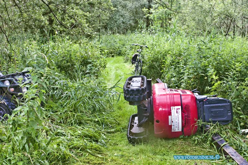 14061603.jpg - FOTOOPDRACHT:Dordrecht:16-06-2014:  Bij een zwaar ongeval raakt een man ernstig gewond en bekneld met zijn been toen zijn graafmachine omviel tijdens het verslepen van een lange ijzeren bint. De collega's van de man hebben door middel van een quad de graafmachine een stukje opgelicht om de man te bevrijden een helikopter met het Trauma Team kwam ter plaatse om de gewonden man te stabiliseren. De man met spoed naar een ziekenhuis vervoerd.  Deze digitale foto blijft eigendom van FOTOPERSBURO BUSINK. Wij hanteren de voorwaarden van het N.V.F. en N.V.J. Gebruik van deze foto impliceert dat u bekend bent  en akkoord gaat met deze voorwaarden bij publicatie.EB/ETIENNE BUSINK