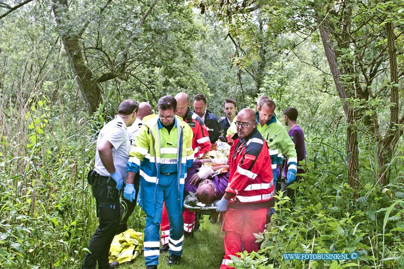 14061604.jpg - FOTOOPDRACHT:Dordrecht:16-06-2014:  Bij een zwaar ongeval raakt een man ernstig gewond en bekneld met zijn been toen zijn graafmachine omviel tijdens het verslepen van een lange ijzeren bint. De collega's van de man hebben door middel van een quad de graafmachine een stukje opgelicht om de man te bevrijden een helikopter met het Trauma Team kwam ter plaatse om de gewonden man te stabiliseren. De man met spoed naar een ziekenhuis vervoerd.  Deze digitale foto blijft eigendom van FOTOPERSBURO BUSINK. Wij hanteren de voorwaarden van het N.V.F. en N.V.J. Gebruik van deze foto impliceert dat u bekend bent  en akkoord gaat met deze voorwaarden bij publicatie.EB/ETIENNE BUSINK