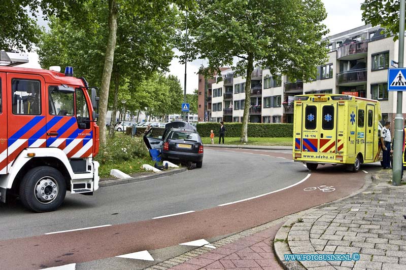 14061801.jpg - FOTOOPDRACHT:Dordrecht:18-06-2014: Bij een aanrijding op de rotonde van Stadspolderring en Groenzoom raakte diverse personen gewond die in een auto zaten die op de roodblokken van de rotonde belande. De brandweer kwam ter plaatse voor assistentie om de auto veilig te stellen, zij koppelde de accu los en keken naar de olie lekkage ivm met het milieu. De gewonde werden behandeld door het ambulance personeel.  Deze digitale foto blijft eigendom van FOTOPERSBURO BUSINK. Wij hanteren de voorwaarden van het N.V.F. en N.V.J. Gebruik van deze foto impliceert dat u bekend bent  en akkoord gaat met deze voorwaarden bij publicatie.EB/ETIENNE BUSINK