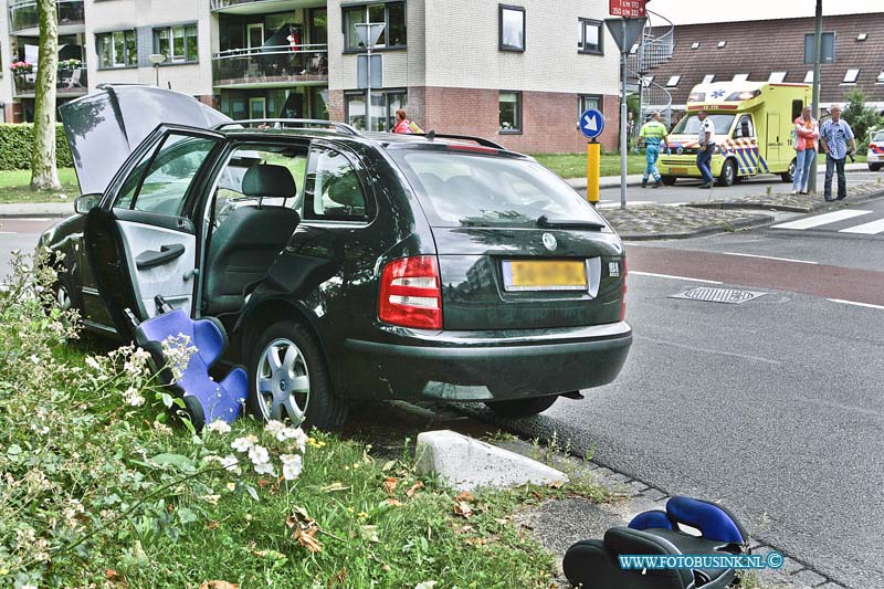 14061802.jpg - FOTOOPDRACHT:Dordrecht:18-06-2014: Bij een aanrijding op de rotonde van Stadspolderring en Groenzoom raakte diverse personen gewond die in een auto zaten die op de roodblokken van de rotonde belande. De brandweer kwam ter plaatse voor assistentie om de auto veilig te stellen, zij koppelde de accu los en keken naar de olie lekkage ivm met het milieu. De gewonde werden behandeld door het ambulance personeel.  Deze digitale foto blijft eigendom van FOTOPERSBURO BUSINK. Wij hanteren de voorwaarden van het N.V.F. en N.V.J. Gebruik van deze foto impliceert dat u bekend bent  en akkoord gaat met deze voorwaarden bij publicatie.EB/ETIENNE BUSINK