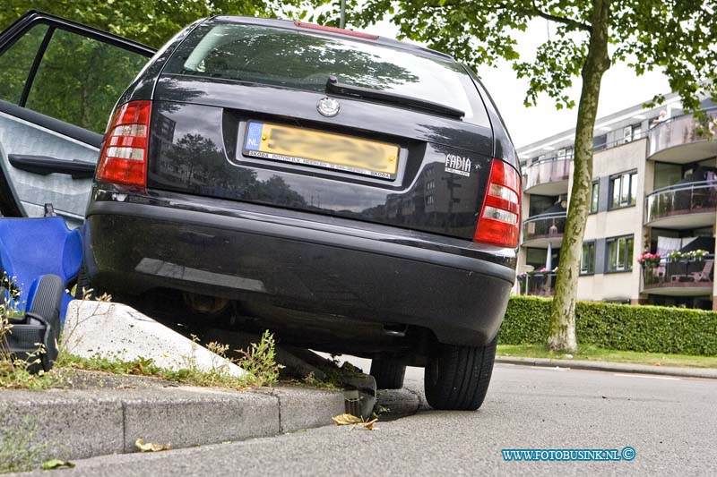 14061803.jpg - FOTOOPDRACHT:Dordrecht:18-06-2014: Bij een aanrijding op de rotonde van Stadspolderring en Groenzoom raakte diverse personen gewond die in een auto zaten die op de roodblokken van de rotonde belande. De brandweer kwam ter plaatse voor assistentie om de auto veilig te stellen, zij koppelde de accu los en keken naar de olie lekkage ivm met het milieu. De gewonde werden behandeld door het ambulance personeel.  Deze digitale foto blijft eigendom van FOTOPERSBURO BUSINK. Wij hanteren de voorwaarden van het N.V.F. en N.V.J. Gebruik van deze foto impliceert dat u bekend bent  en akkoord gaat met deze voorwaarden bij publicatie.EB/ETIENNE BUSINK