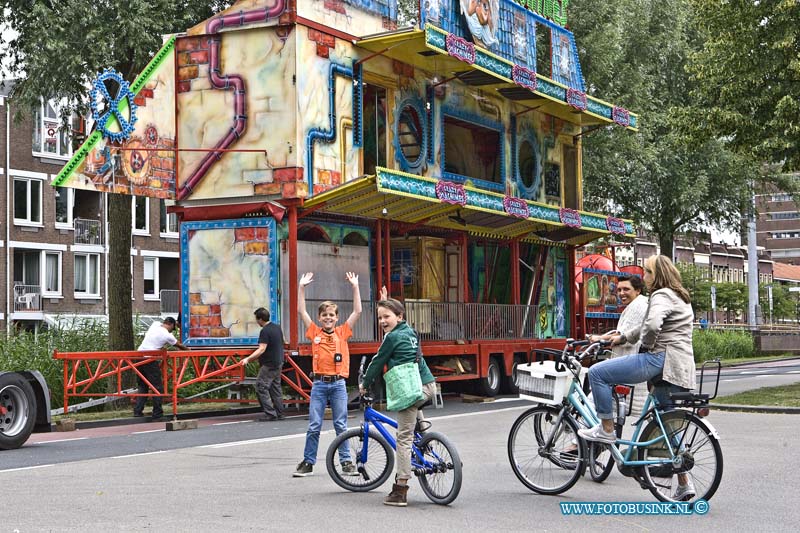 14061805.jpg - FOTOOPDRACHT:Dordrecht:18-06-2014:Op de Spuiboulevard is de opbouw van de Dordtse kermis begonnen. Zaterdag 21-06-2014 word om 13 uur de kermis officieel geopend bij Das Omen.De zomerkermis 2014 wordt gehouden tot en met zondag 29 juni 2014Deze digitale foto blijft eigendom van FOTOPERSBURO BUSINK. Wij hanteren de voorwaarden van het N.V.F. en N.V.J. Gebruik van deze foto impliceert dat u bekend bent  en akkoord gaat met deze voorwaarden bij publicatie.EB/ETIENNE BUSINK