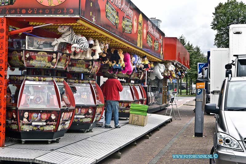 14061807.jpg - FOTOOPDRACHT:Dordrecht:18-06-2014:Op de Spuiboulevard is de opbouw van de Dordtse kermis begonnen. Zaterdag 21-06-2014 word om 13 uur de kermis officieel geopend bij Das Omen.De zomerkermis 2014 wordt gehouden tot en met zondag 29 juni 2014Deze digitale foto blijft eigendom van FOTOPERSBURO BUSINK. Wij hanteren de voorwaarden van het N.V.F. en N.V.J. Gebruik van deze foto impliceert dat u bekend bent  en akkoord gaat met deze voorwaarden bij publicatie.EB/ETIENNE BUSINK