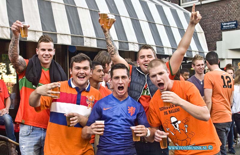 14061814.jpg - FOTOOPDRACHT:Dordrecht:18-06-2014:De wedstrijd Nederland tegen Australie op scheffersplein word een feestje geviert na de overwinningDeze digitale foto blijft eigendom van FOTOPERSBURO BUSINK. Wij hanteren de voorwaarden van het N.V.F. en N.V.J. Gebruik van deze foto impliceert dat u bekend bent  en akkoord gaat met deze voorwaarden bij publicatie.EB/ETIENNE BUSINK