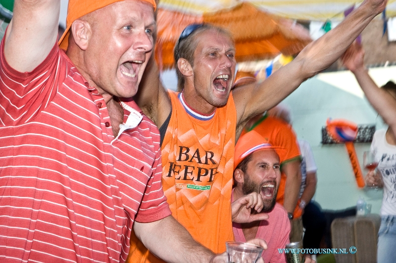 14062301.jpg - FOTOOPDRACHT:Dordrecht:23-06-2014:Nederland wint wedstrijd tegen Chilli enook eerste in de poelDeze digitale foto blijft eigendom van FOTOPERSBURO BUSINK. Wij hanteren de voorwaarden van het N.V.F. en N.V.J. Gebruik van deze foto impliceert dat u bekend bent  en akkoord gaat met deze voorwaarden bij publicatie.EB/ETIENNE BUSINK