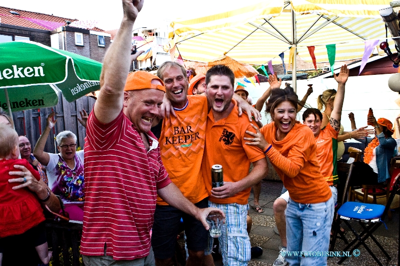 14062304.jpg - FOTOOPDRACHT:Dordrecht:23-06-2014:Nederland wint wedstrijd tegen Chilli enook eerste in de poelDeze digitale foto blijft eigendom van FOTOPERSBURO BUSINK. Wij hanteren de voorwaarden van het N.V.F. en N.V.J. Gebruik van deze foto impliceert dat u bekend bent  en akkoord gaat met deze voorwaarden bij publicatie.EB/ETIENNE BUSINK